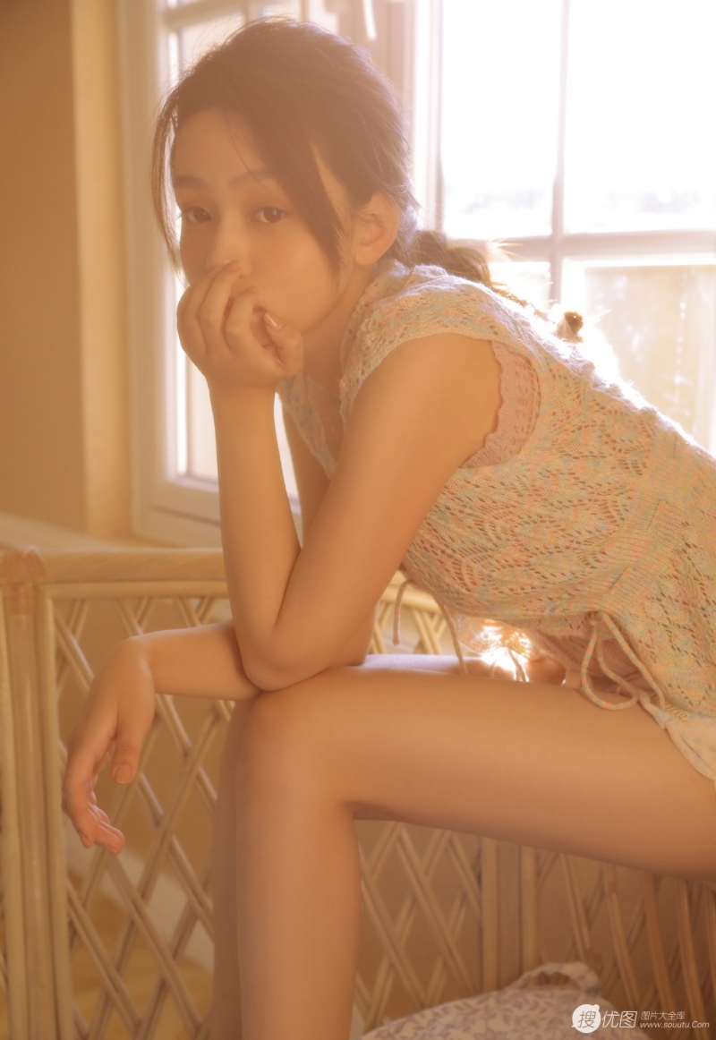 背光少女侧脸精致唯美图片  第4张