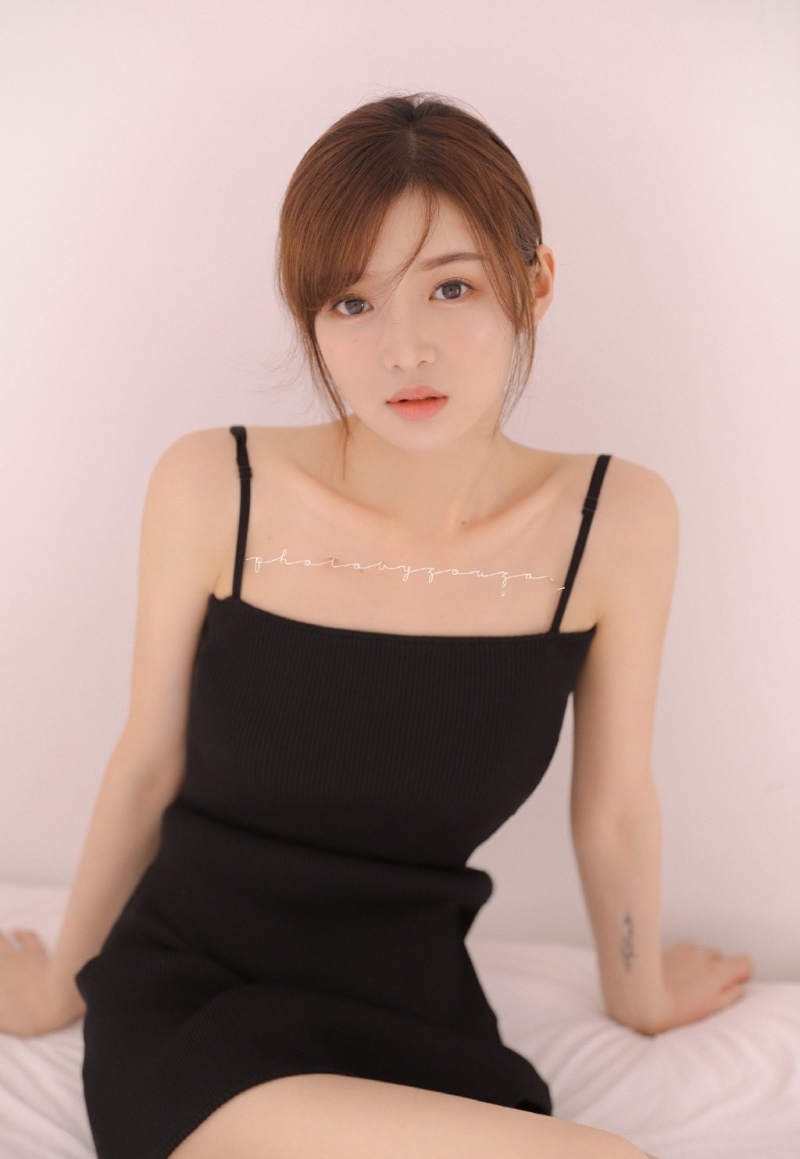 锁骨精致的极品美人性感美女图片  第1张