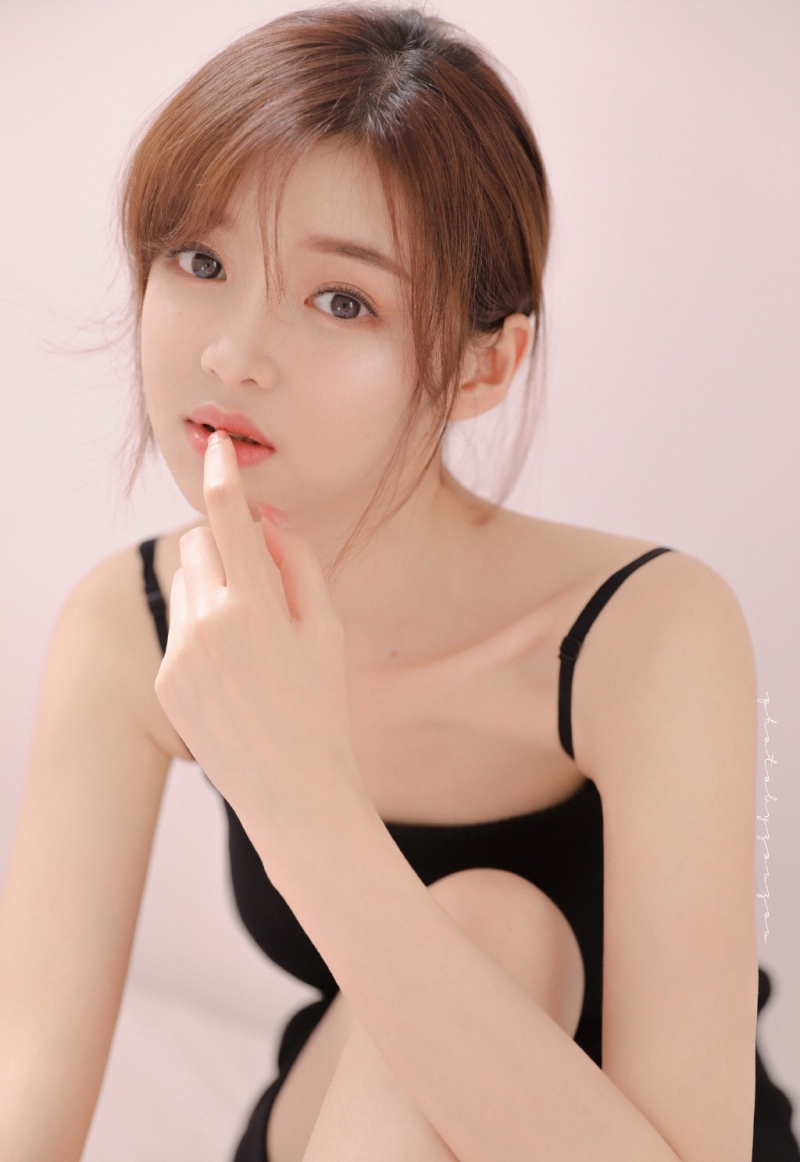 锁骨精致的极品美人性感美女图片  第2张