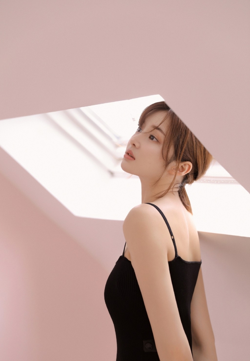 锁骨精致的极品美人性感美女图片  第6张