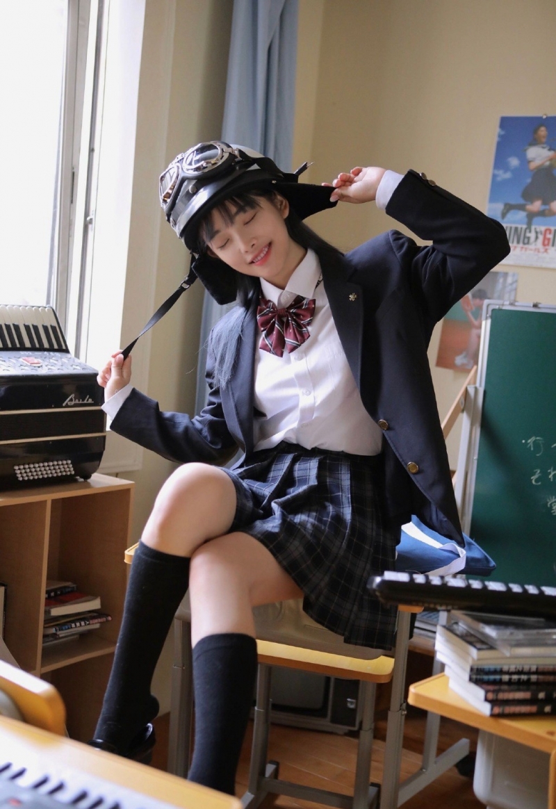 格子裙美女俏皮可爱女生照片  第1张