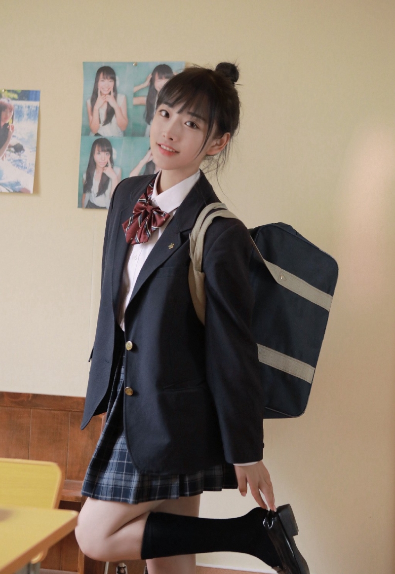格子裙美女俏皮可爱女生照片  第2张