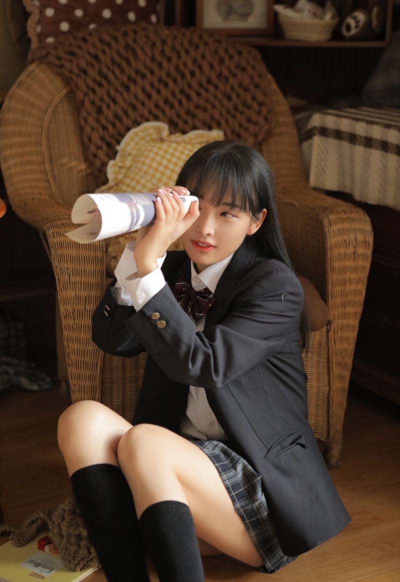 格子裙美女俏皮可爱女生照片  第6张