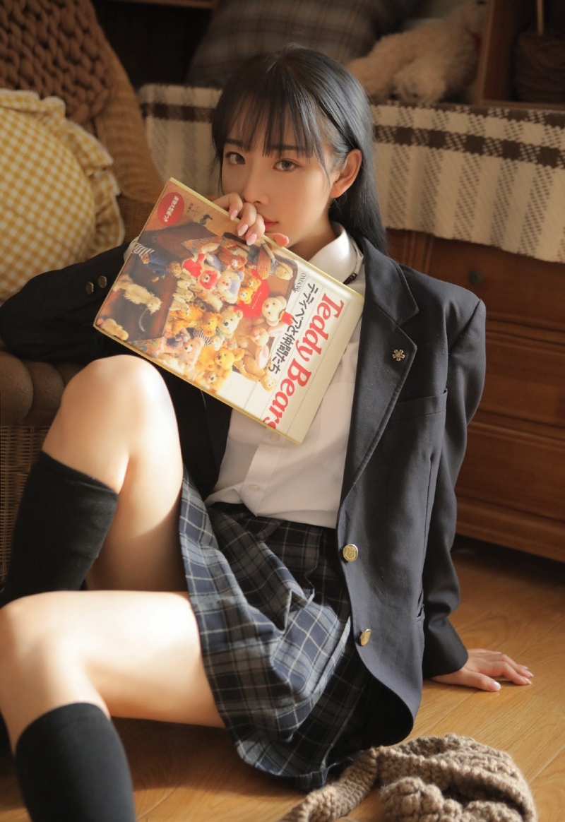 格子裙美女俏皮可爱女生照片  第7张