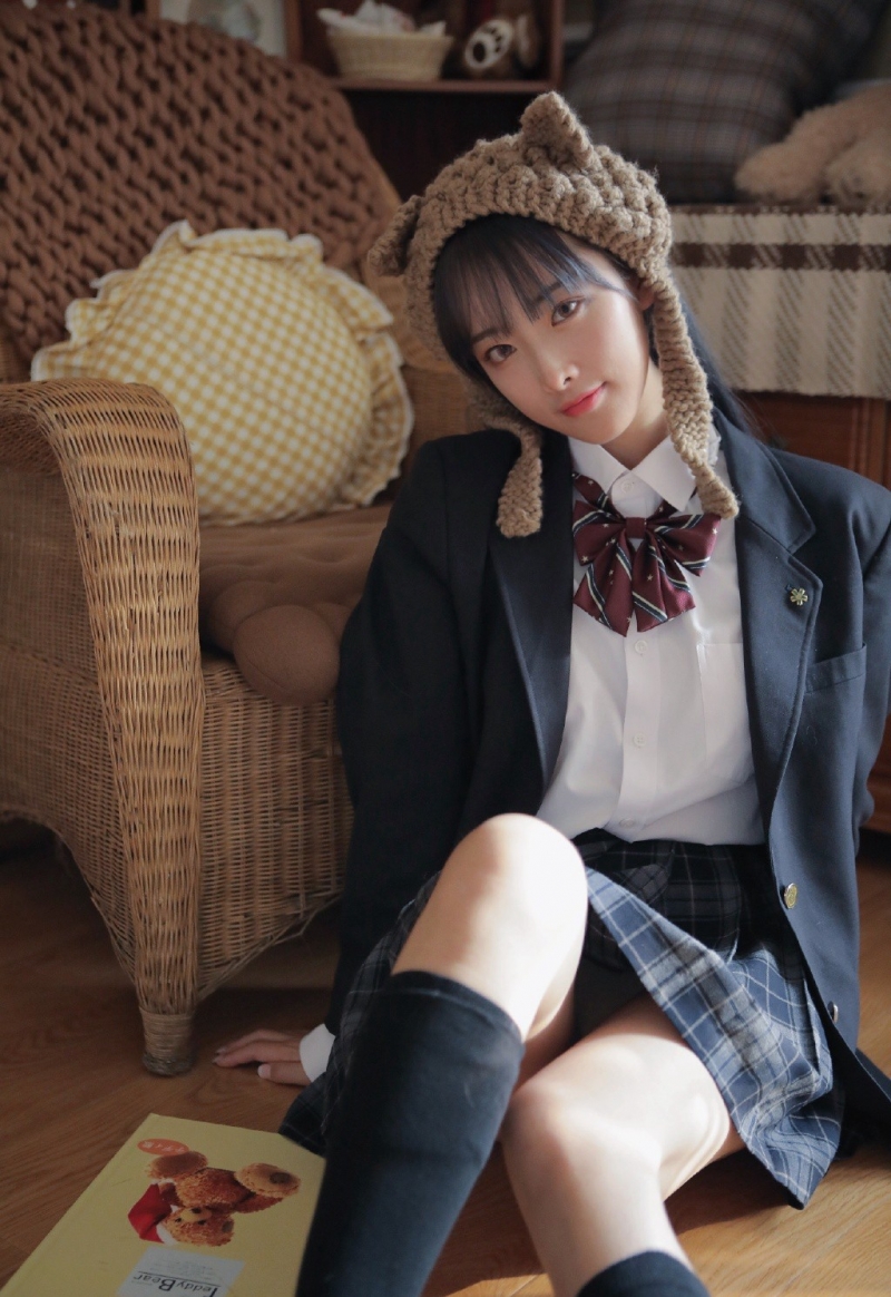 格子裙美女俏皮可爱女生照片  第12张
