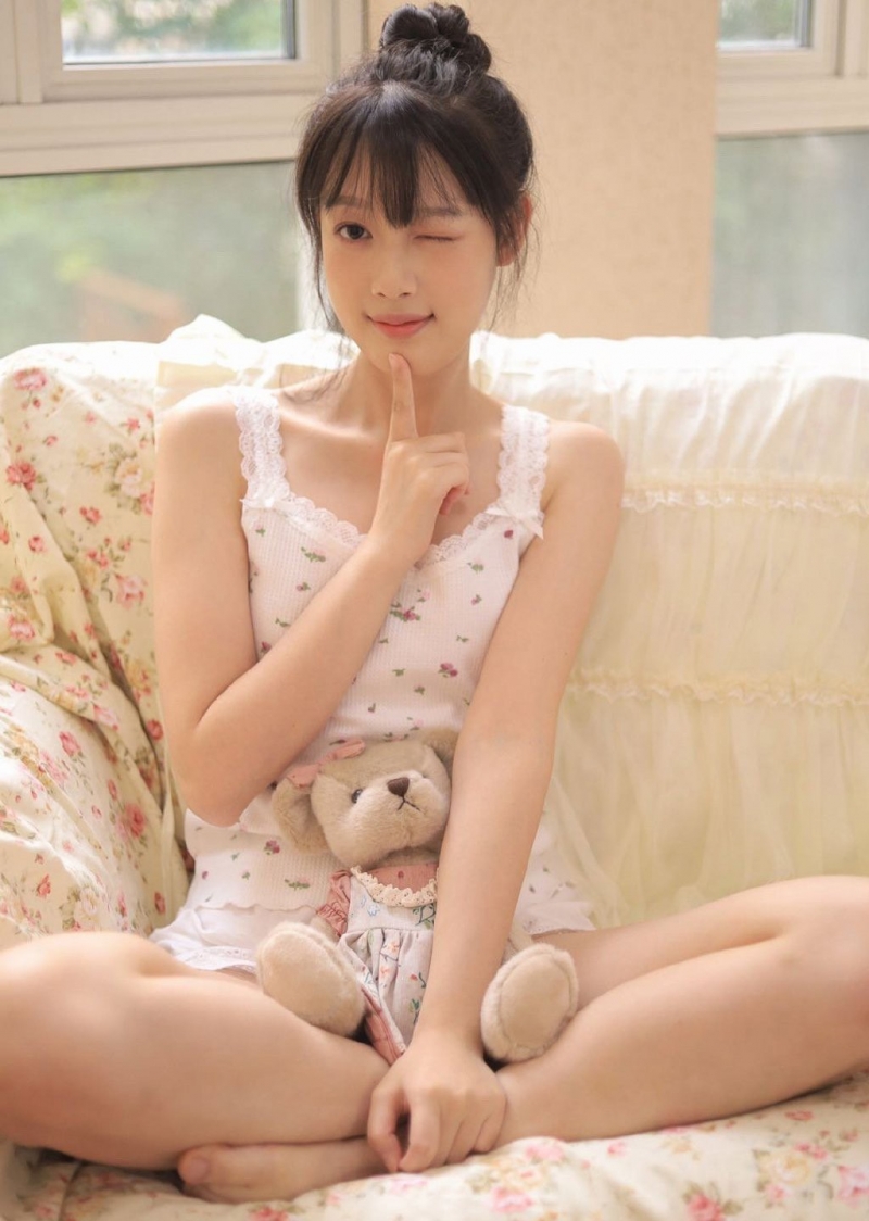 丸子头美女粉面桃腮养眼私拍  第2张