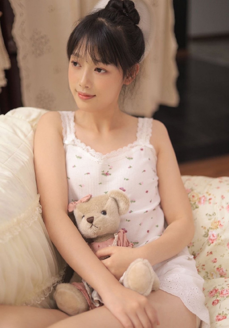 丸子头美女粉面桃腮养眼私拍  第3张