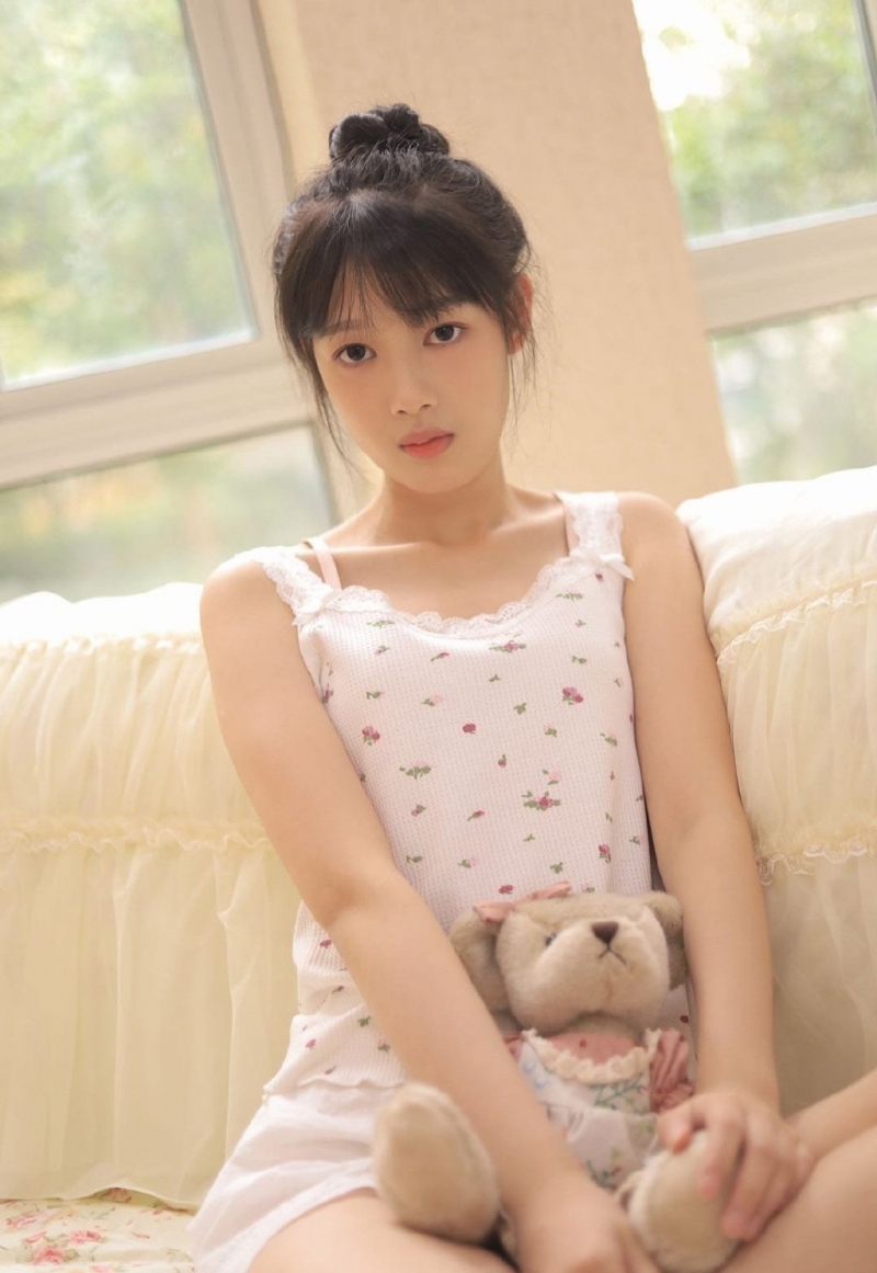 丸子头美女粉面桃腮养眼私拍  第5张