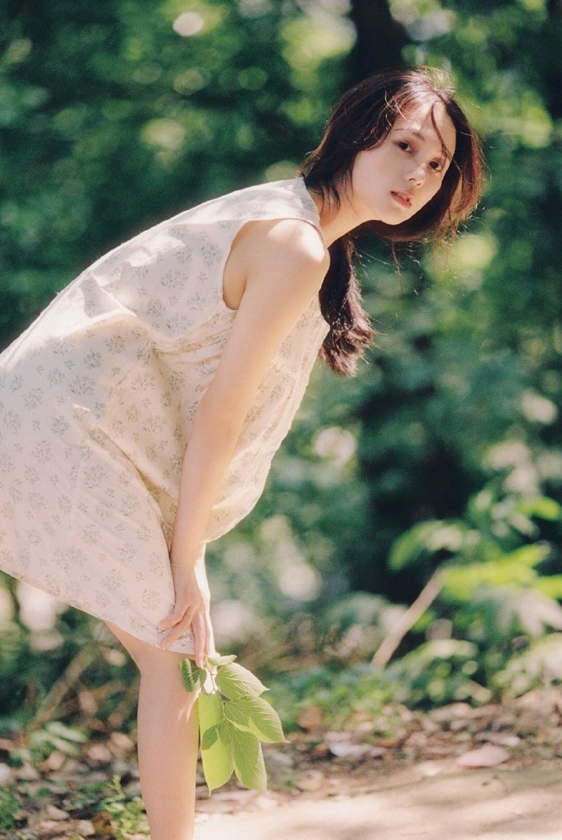 短发美女娇小玲珑女生写真  第1张