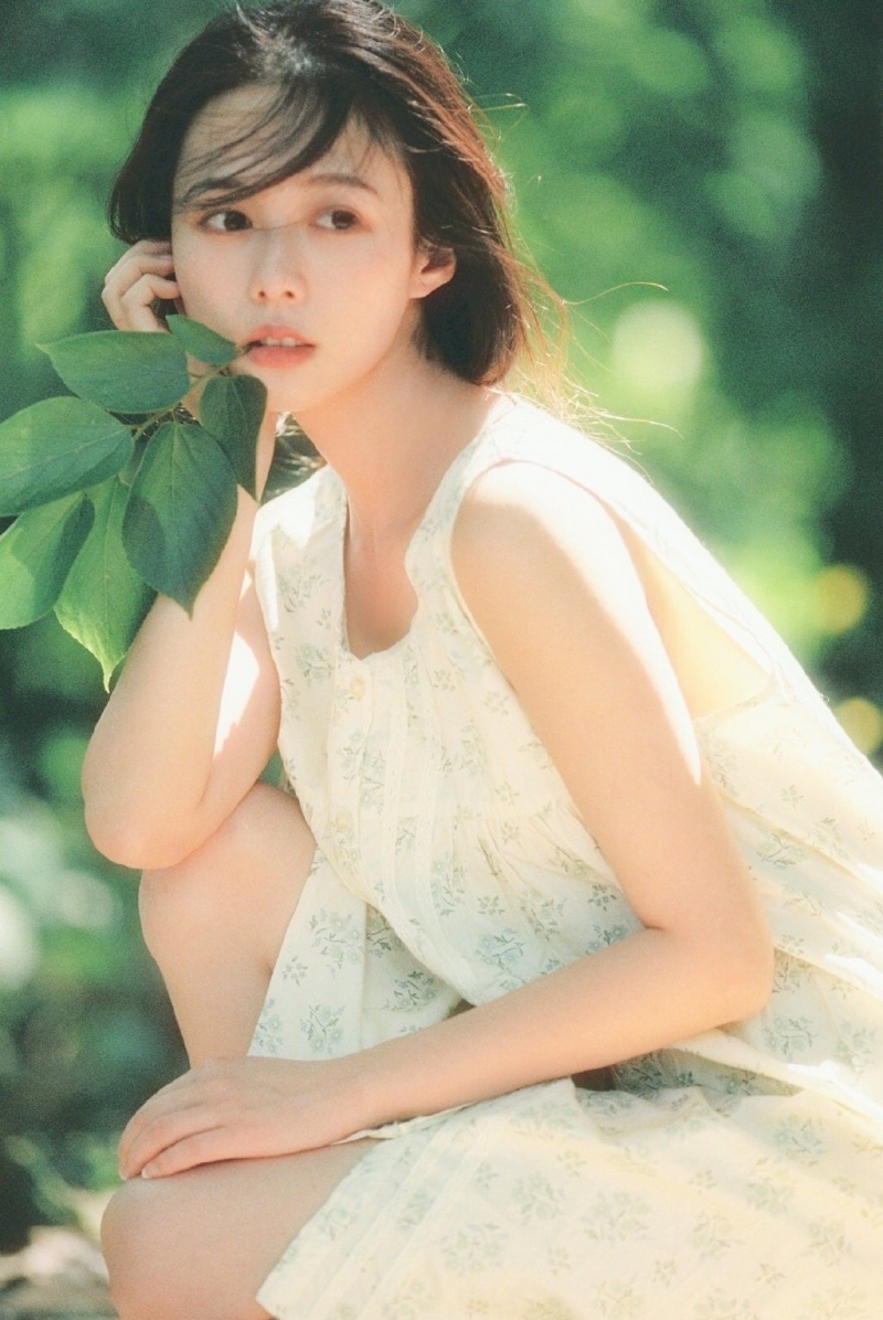短发美女娇小玲珑女生写真  第3张