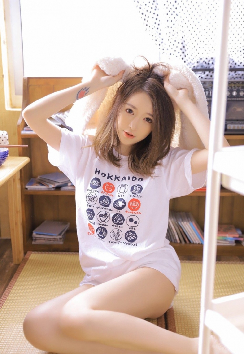 长腿美少女杏眼澄澈女生照片  第3张