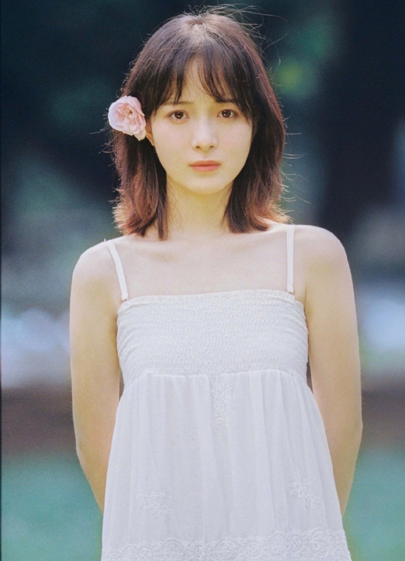 日系妹子气质清新吊带美女写真  第1张