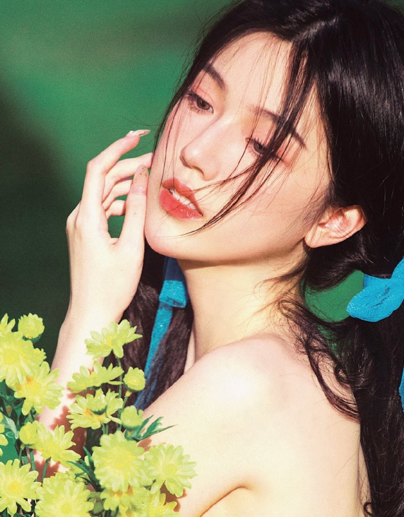 性感美人香肩惹火文艺写真  第1张