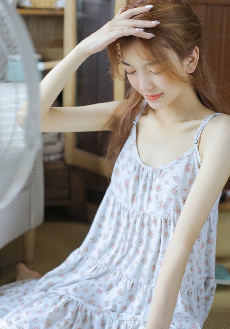 碎花吊带美人锁骨精致漂亮写真  第1张