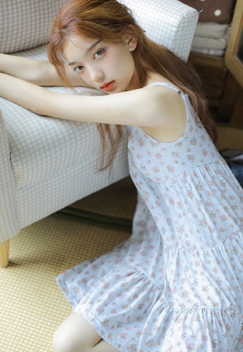 碎花吊带美人锁骨精致漂亮写真  第2张