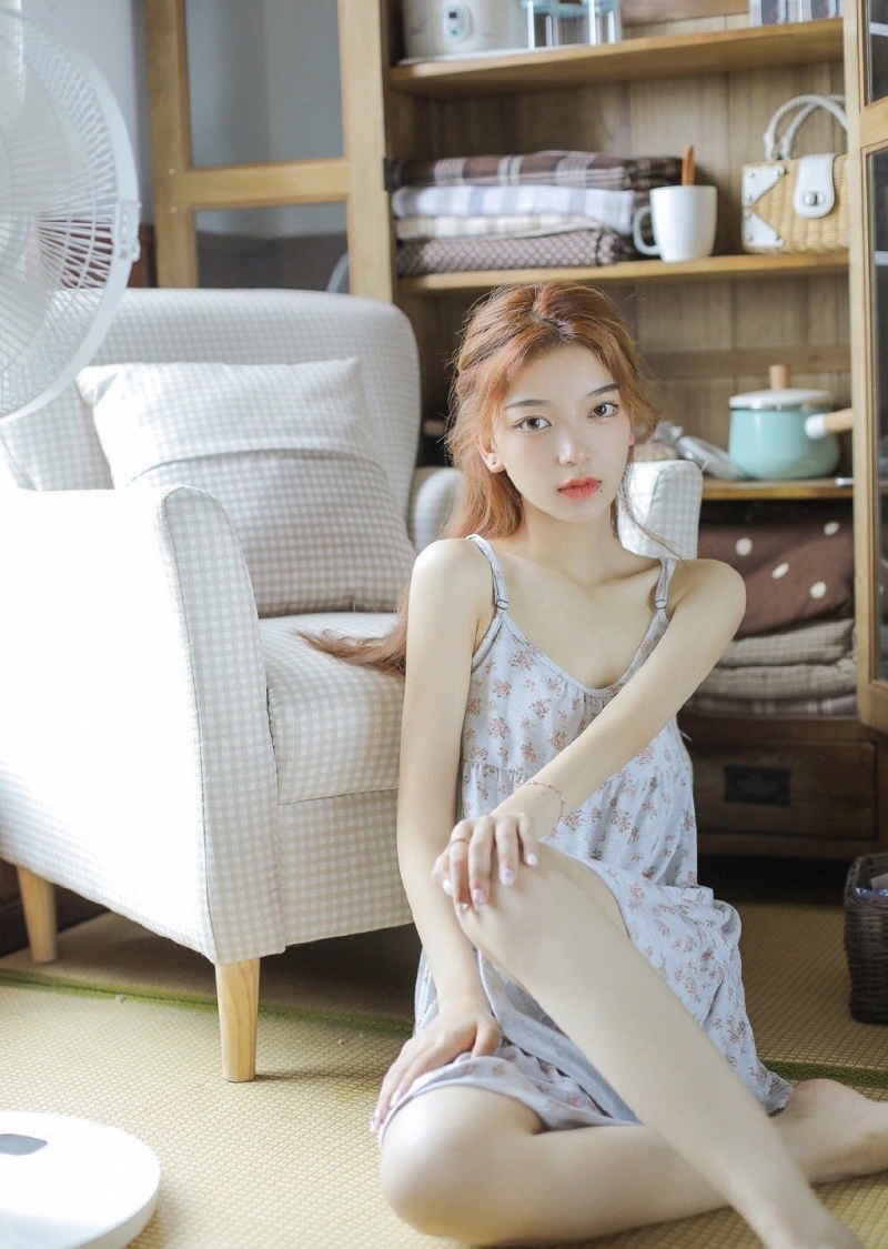 碎花吊带美人锁骨精致漂亮写真  第3张