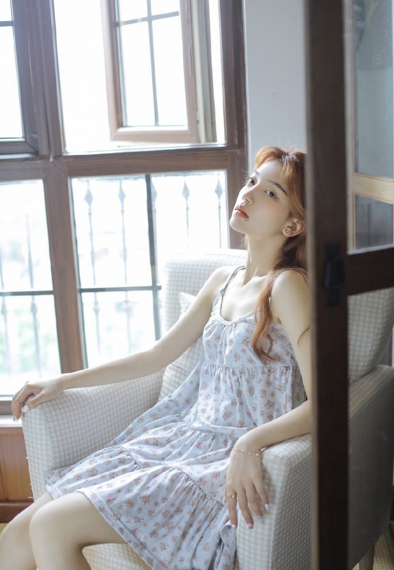 碎花吊带美人锁骨精致漂亮写真  第5张