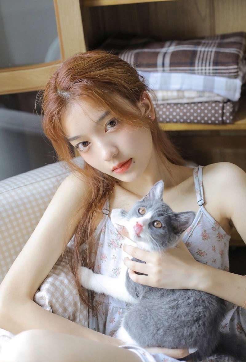 碎花吊带美人锁骨精致漂亮写真  第7张