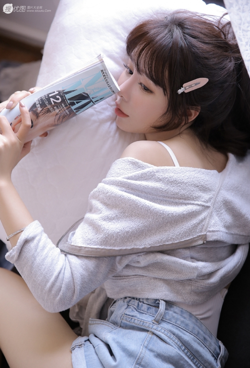 马尾少女牛仔热裤修长美腿写真  第6张