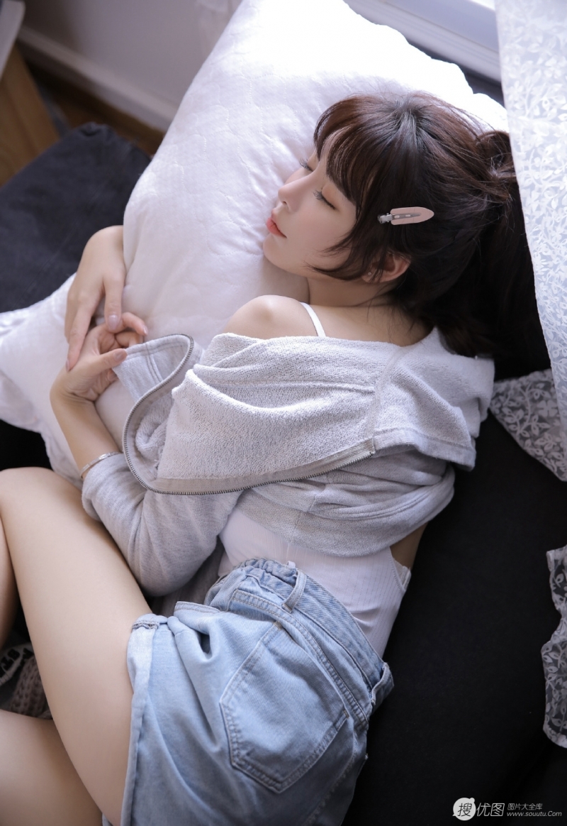 马尾少女牛仔热裤修长美腿写真  第13张
