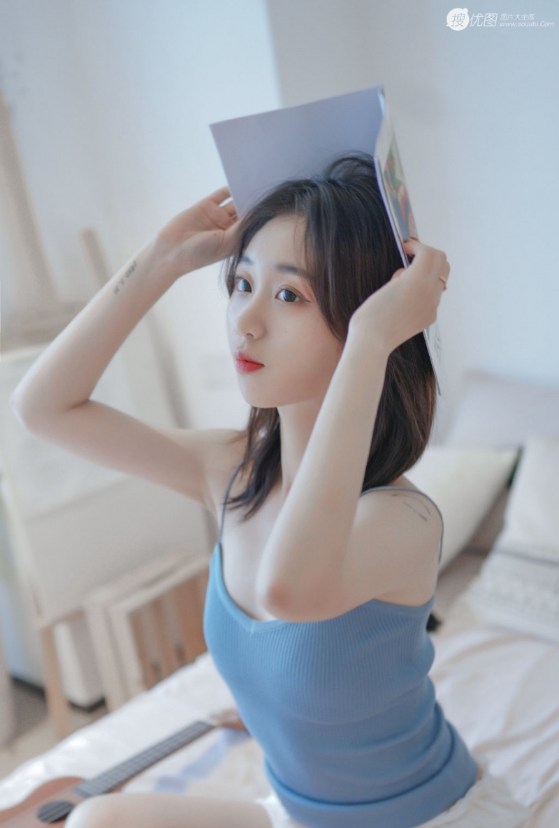 白嫩美女吊带短裤香肩美腿写真  第1张