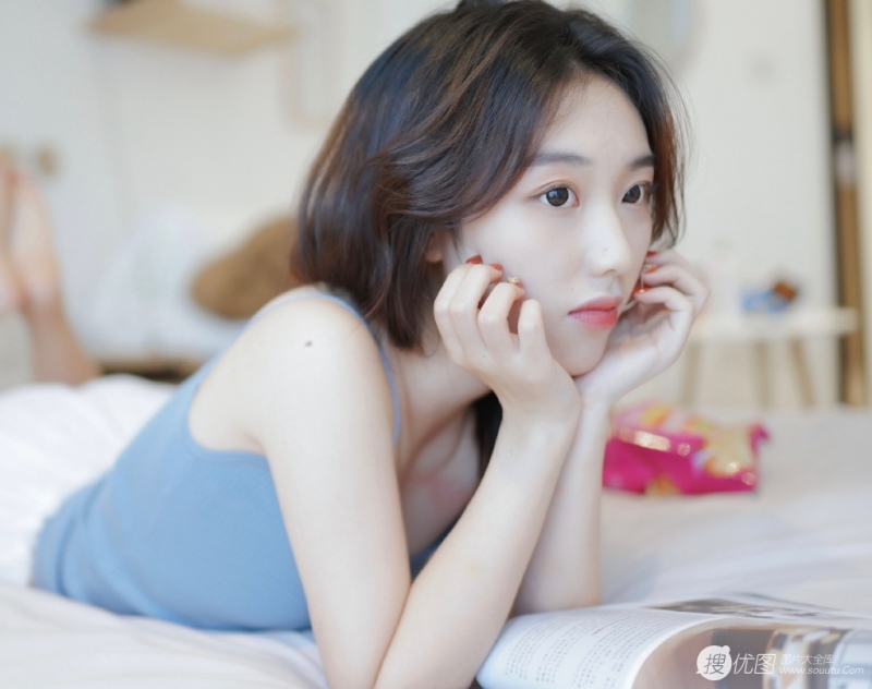 白嫩美女吊带短裤香肩美腿写真  第3张