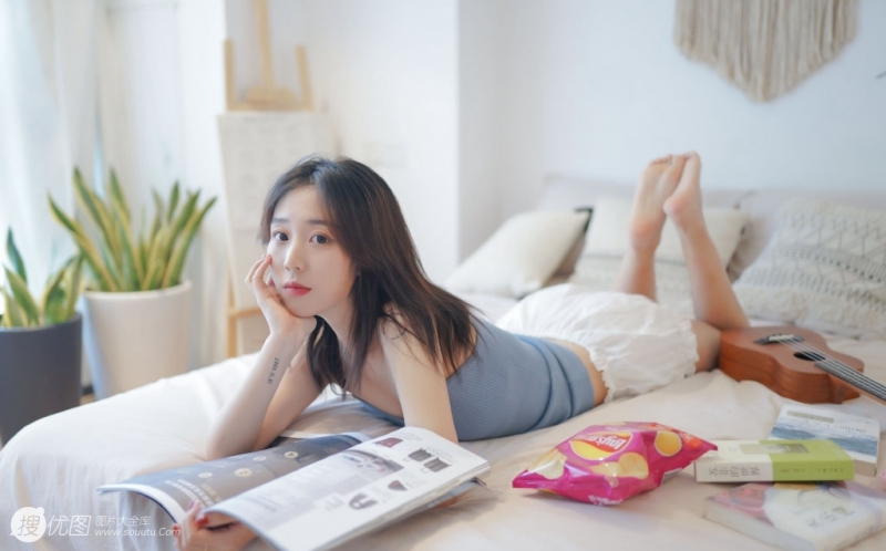 白嫩美女吊带短裤香肩美腿写真  第5张