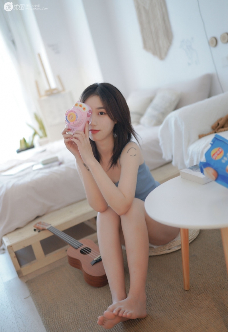 白嫩美女吊带短裤香肩美腿写真  第6张