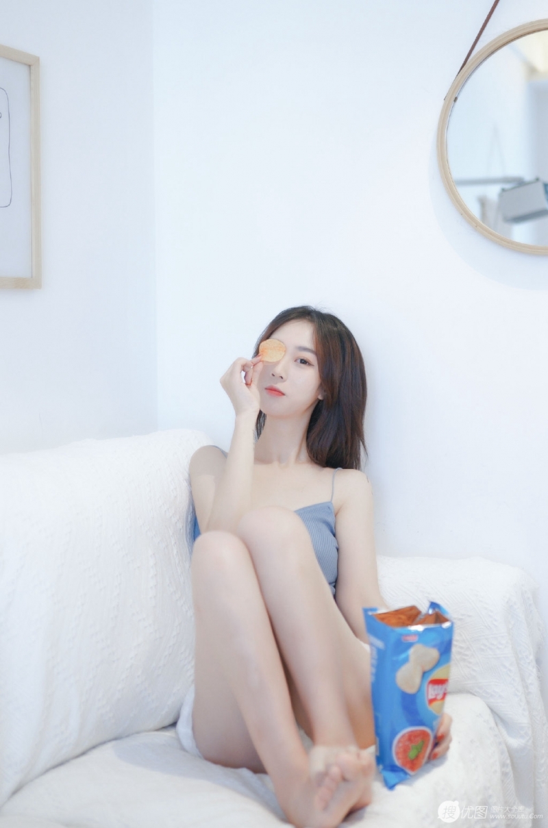 白嫩美女吊带短裤香肩美腿写真  第7张