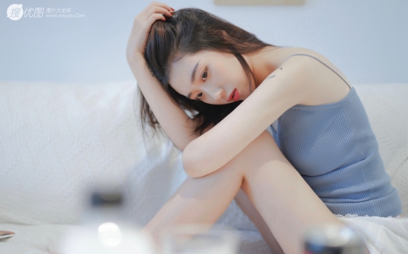 白嫩美女吊带短裤香肩美腿写真  第8张