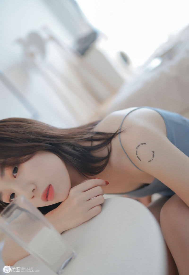 白嫩美女吊带短裤香肩美腿写真  第9张