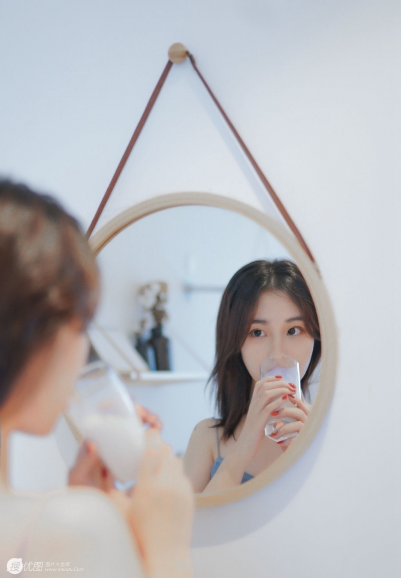 白嫩美女吊带短裤香肩美腿写真  第10张