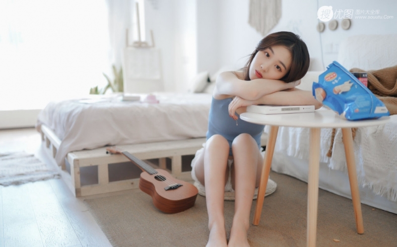 白嫩美女吊带短裤香肩美腿写真  第12张