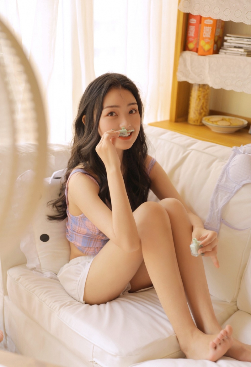 佛系少女居家乖巧可爱图片  第7张