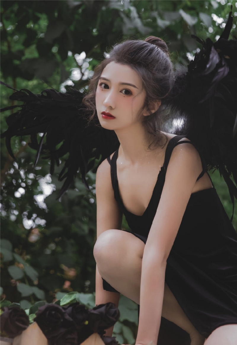 暗黑系天使光滑牛奶肌艺术写真  第2张