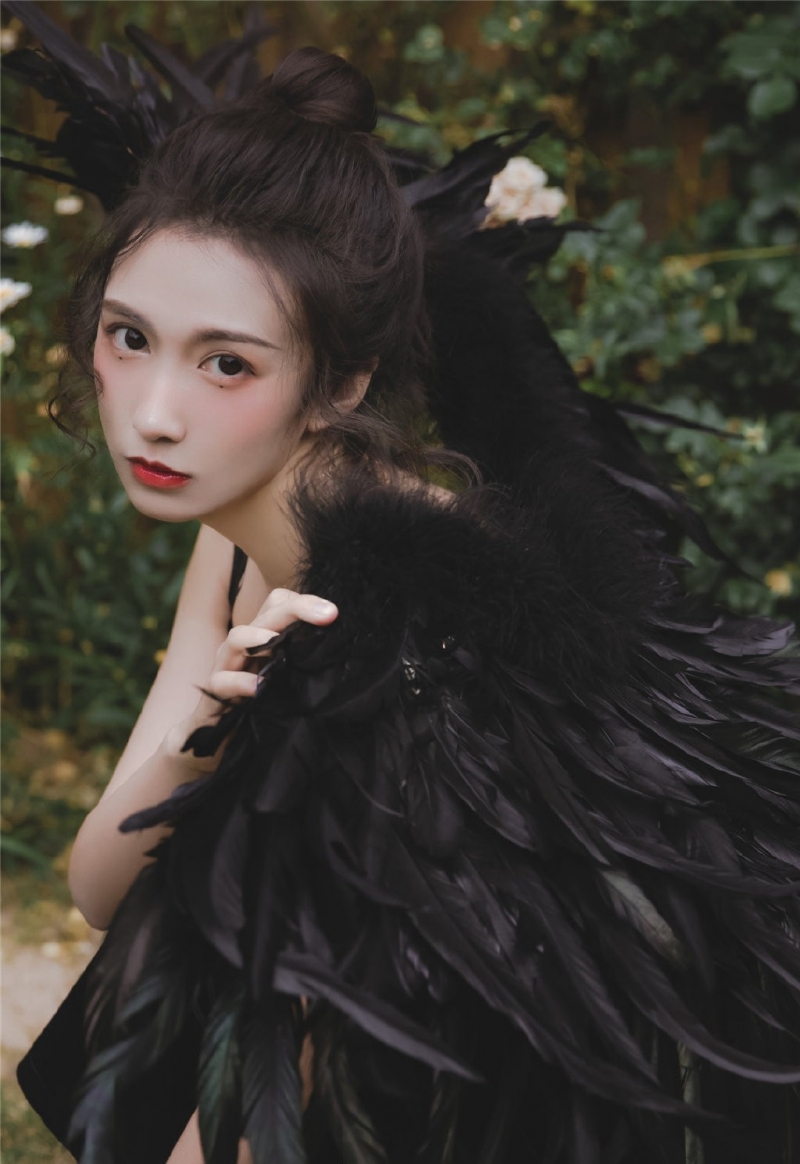 暗黑系天使光滑牛奶肌艺术写真  第3张