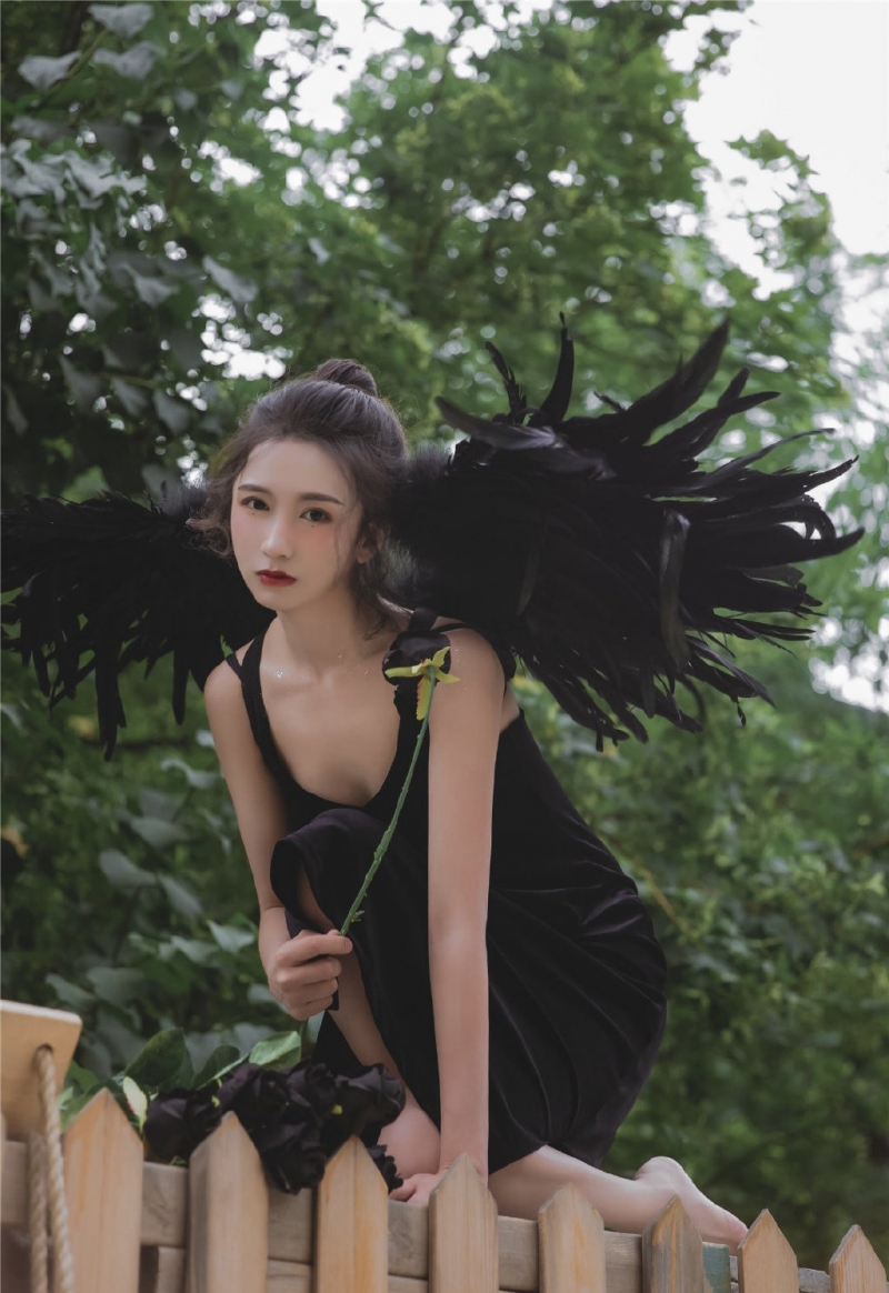 暗黑系天使光滑牛奶肌艺术写真  第5张