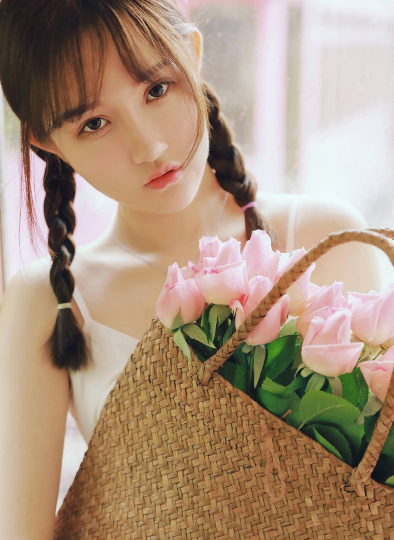 麻花辫美少女清新脱俗个人写真  第1张