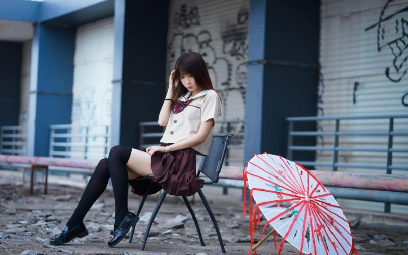 水手服学生妹黑丝美腿户外写真  第1张