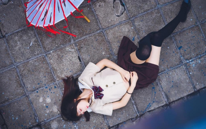 水手服学生妹黑丝美腿户外写真  第2张