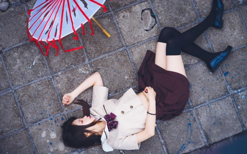 水手服学生妹黑丝美腿户外写真  第3张