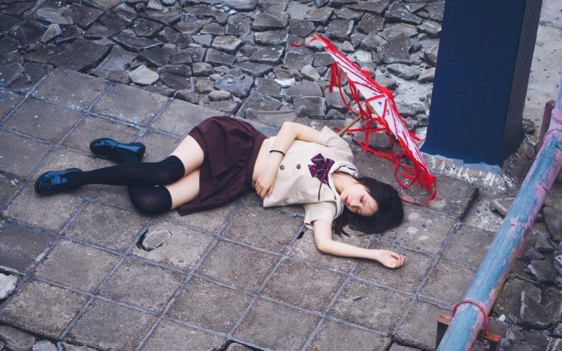 水手服学生妹黑丝美腿户外写真  第4张