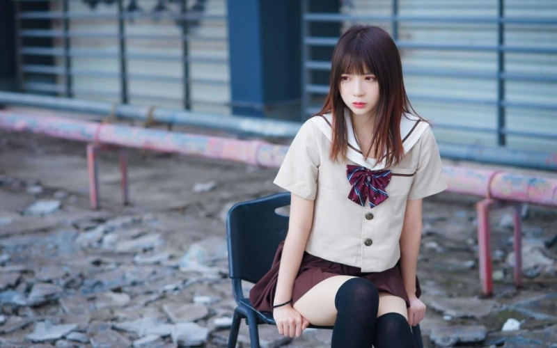 水手服学生妹黑丝美腿户外写真  第5张