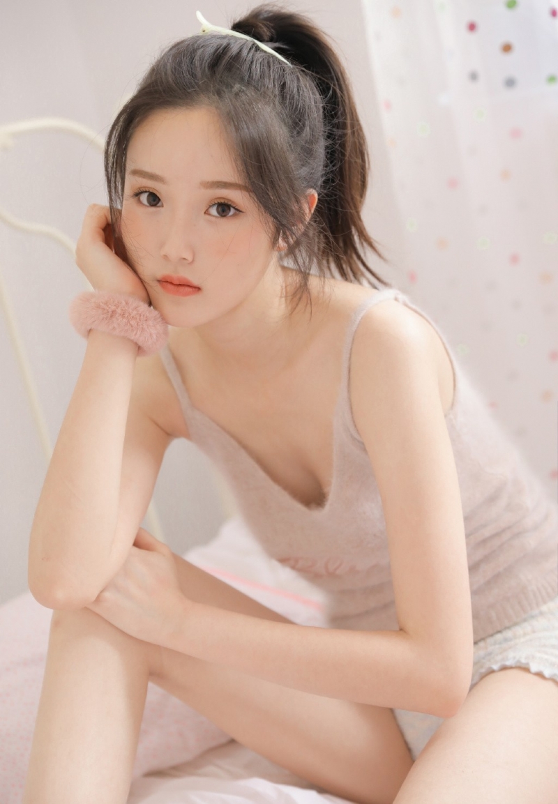 嘟嘴卖萌女孩明眸善睐可爱图片  第3张