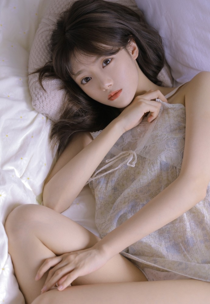 嘟嘴卖萌女孩明眸善睐可爱图片  第8张