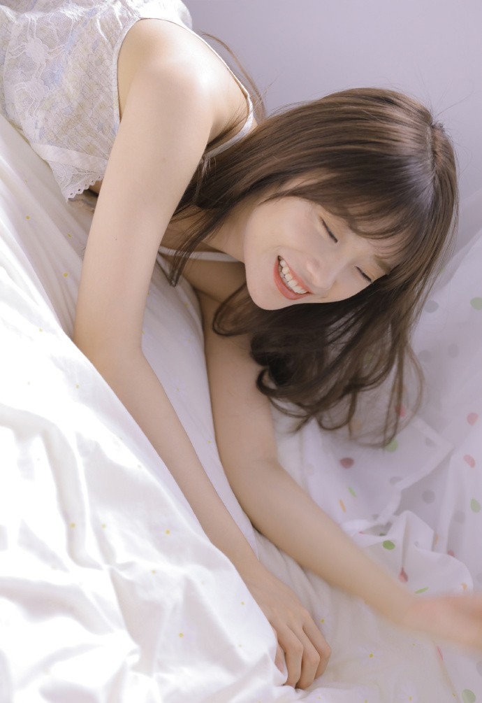 嘟嘴卖萌女孩明眸善睐可爱图片  第9张