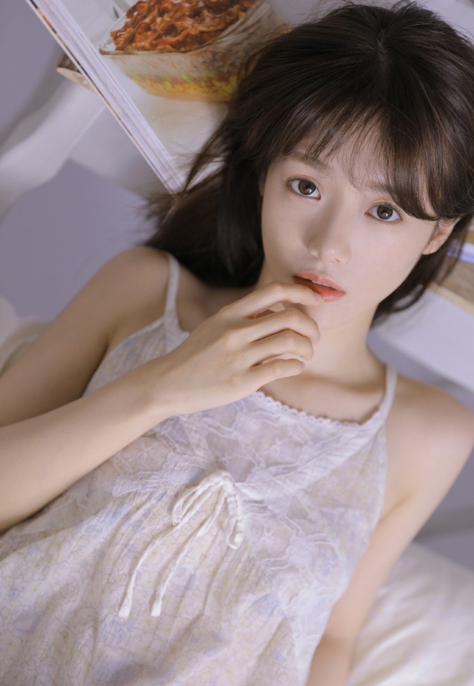 嘟嘴卖萌女孩明眸善睐可爱图片  第11张