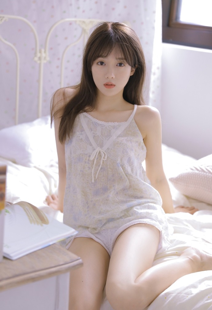 嘟嘴卖萌女孩明眸善睐可爱图片  第12张