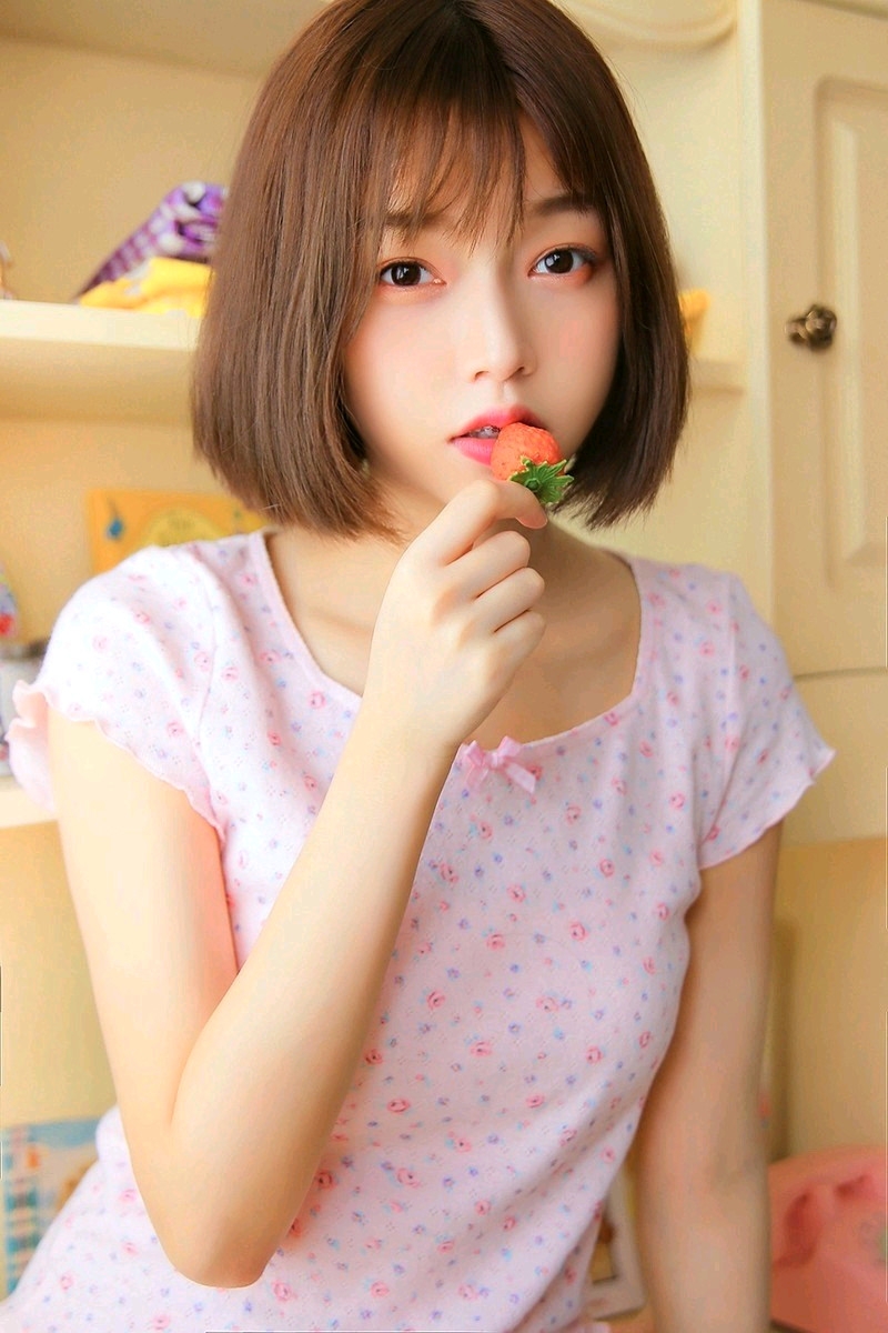童颜萝莉齐肩短发乖巧文静写真  第4张