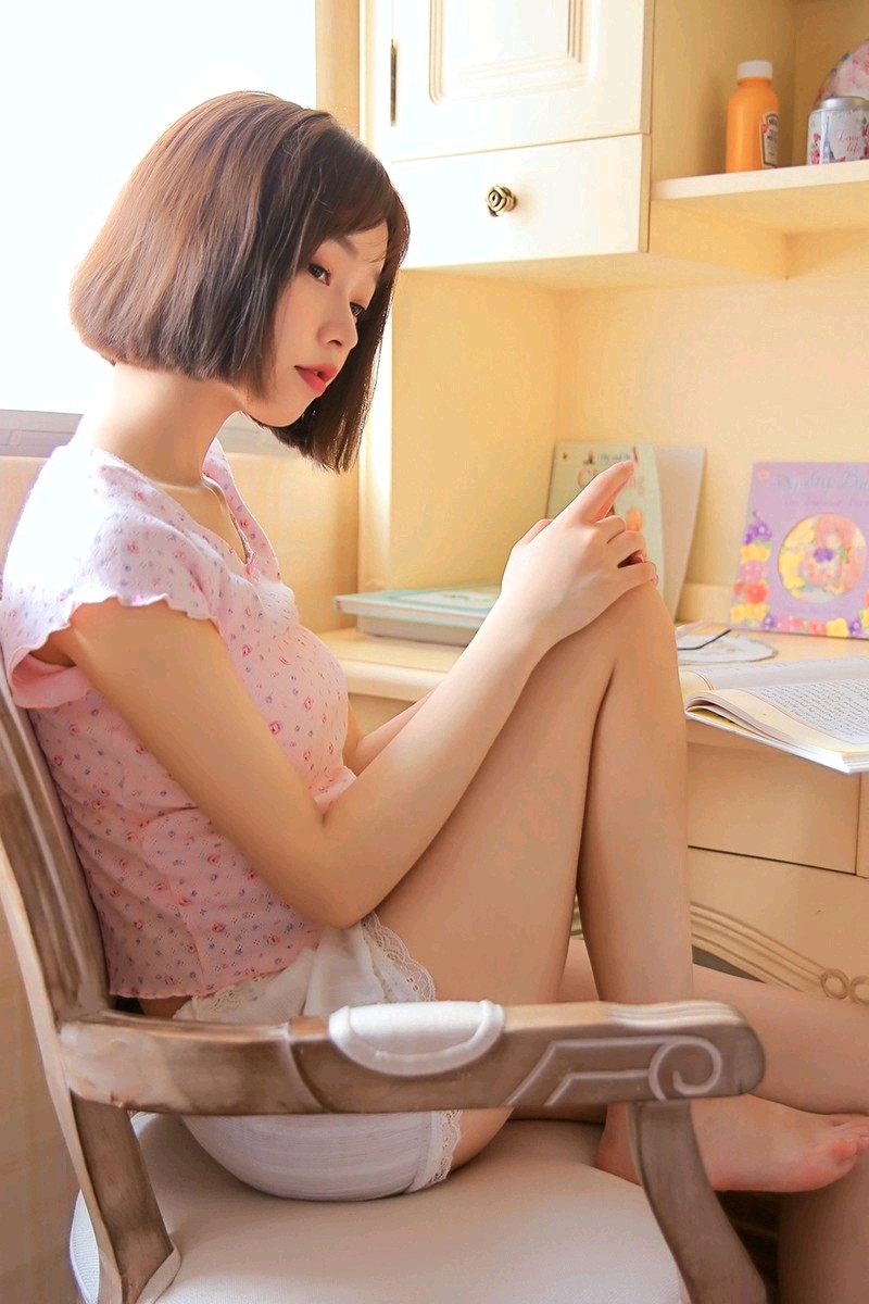 童颜萝莉齐肩短发乖巧文静写真  第6张